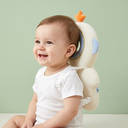 Bébé souriant portant le coussin Coconia Astronaute Étoile - vue de face 3/4, anneau de protection visible derrière la tête