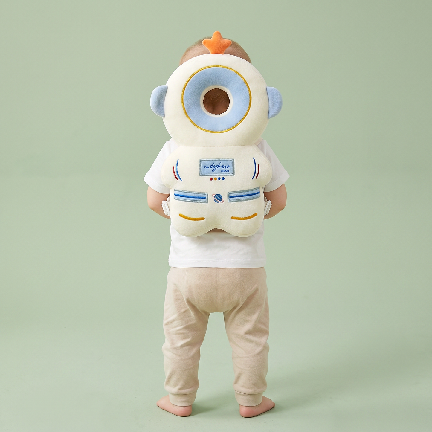 Bébé debout portant le coussin Coconia Astronaute Étoile - vue de dos, tête entièrement protégée par l'anneau du coussin