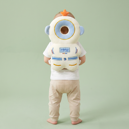 Bébé debout portant le coussin Coconia Astronaute Étoile - vue de dos, tête entièrement protégée par l'anneau du coussin